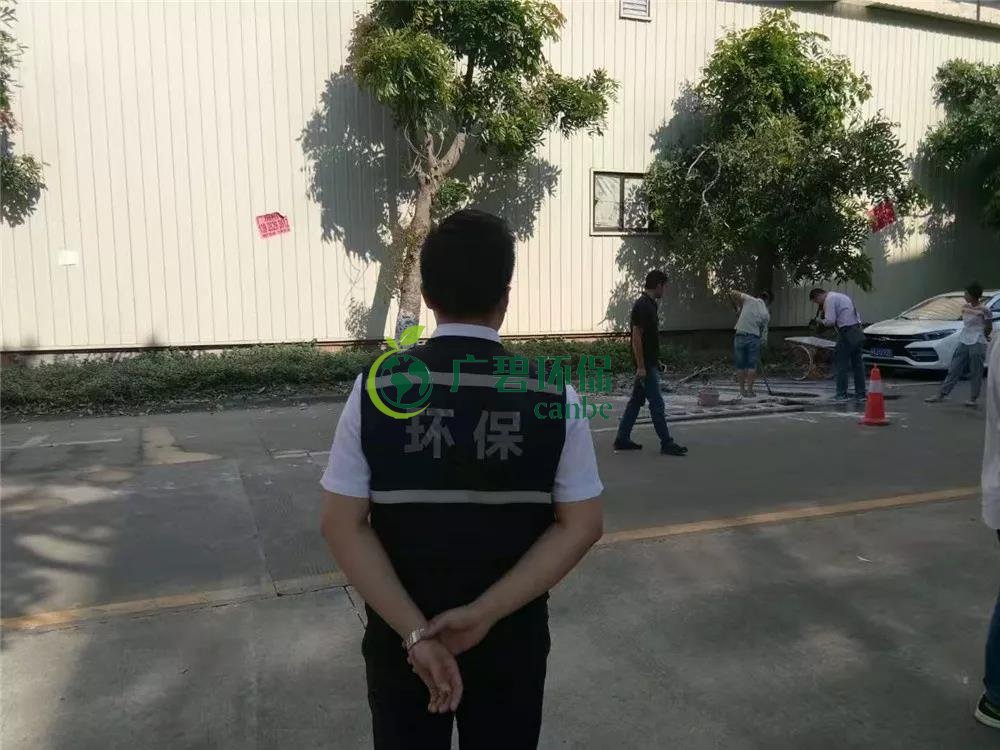 順德容桂環(huán)運分局當場抓到一男子偷倒玻璃廢渣到沙井(圖3)