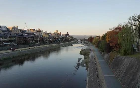 城市河道生態(tài)治理與景觀提升策略 —“復式藍線管理”(圖1)